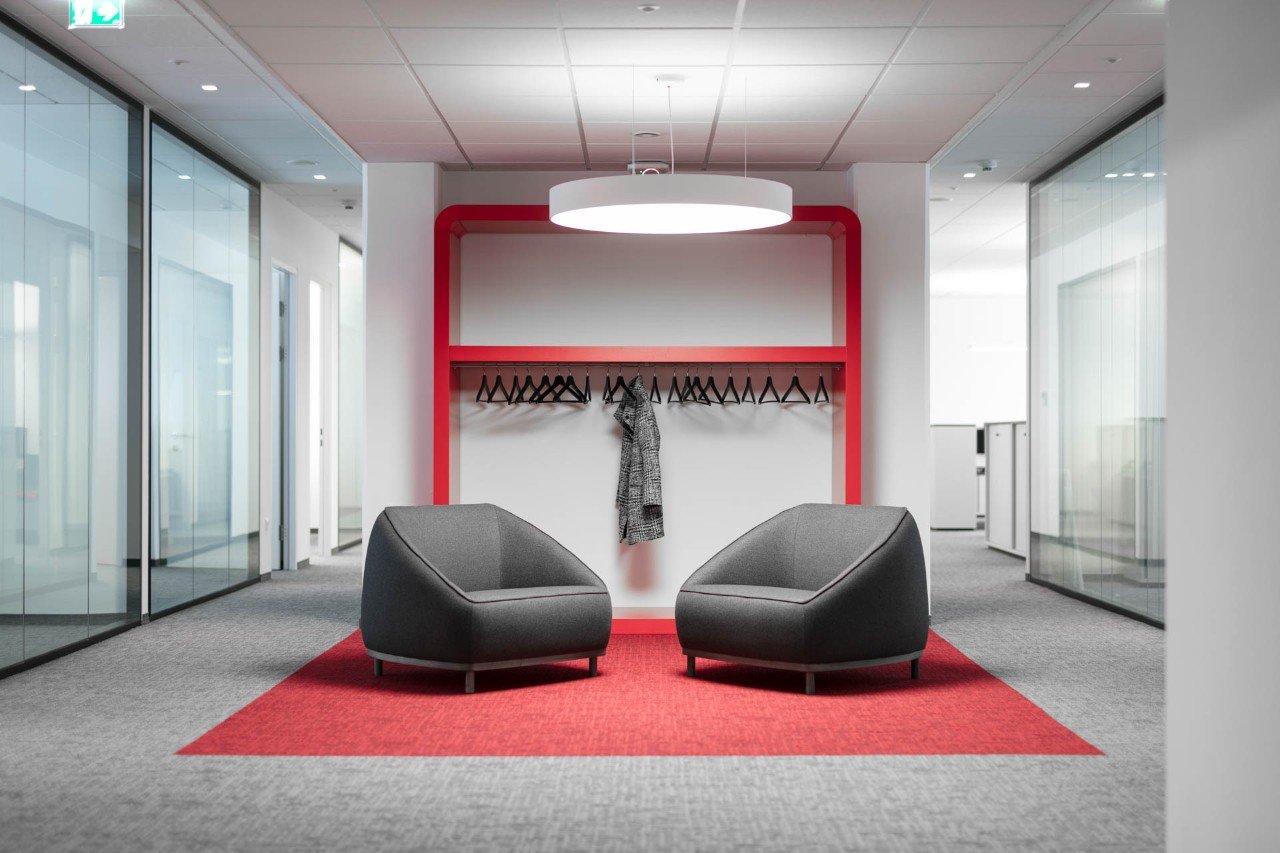 Garderobe und zwei Sessel im Open Office