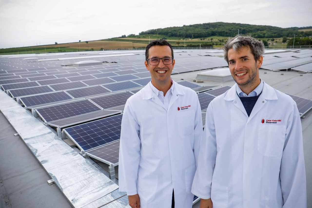 Plant Team vor Photovoltaik-Anlage