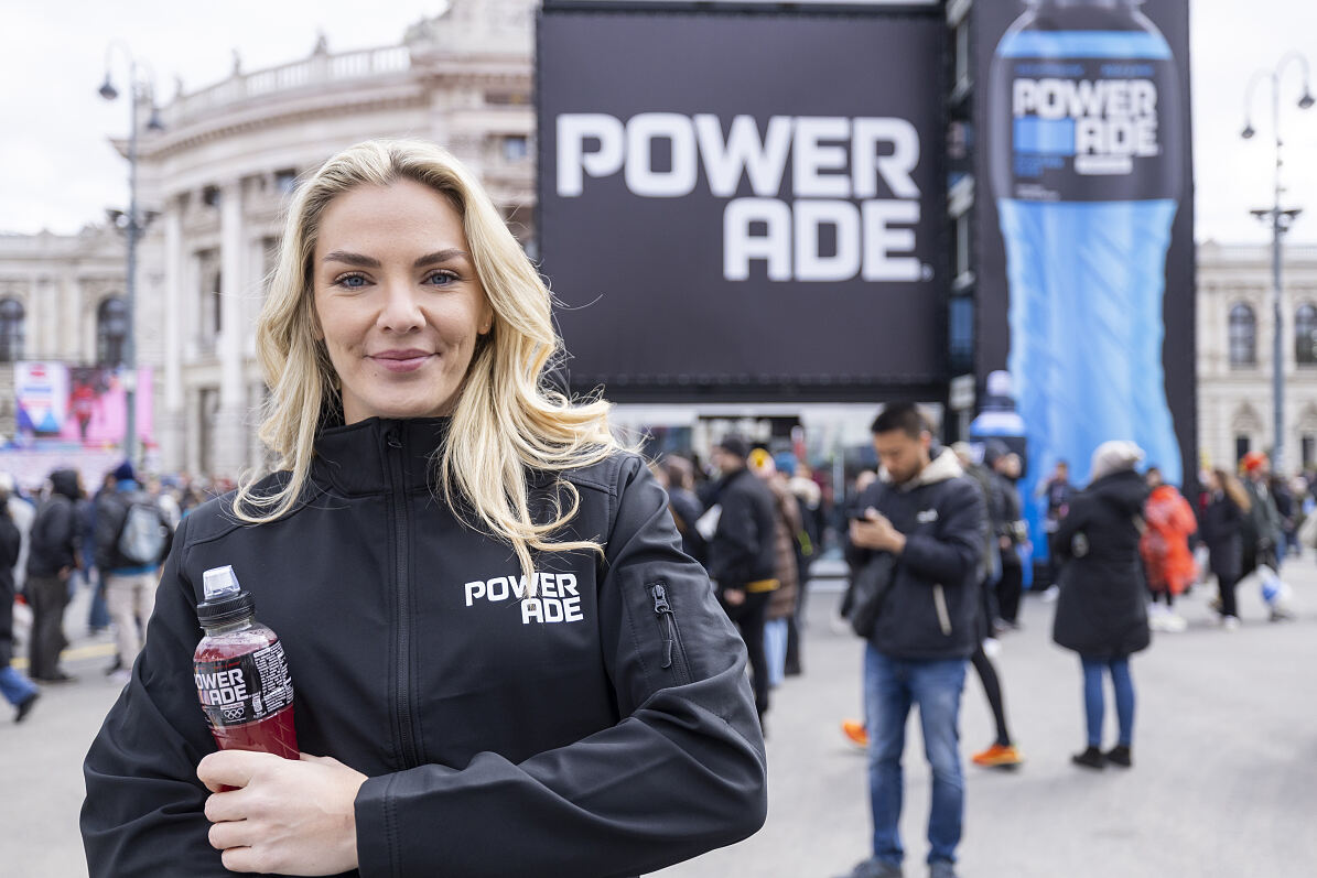 Ivona Dadic vor dem POWERADE-Tower am Rathausplatz 