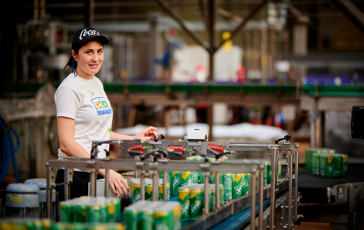 Mitarbeiterin arbeitet an der Produktionslinie