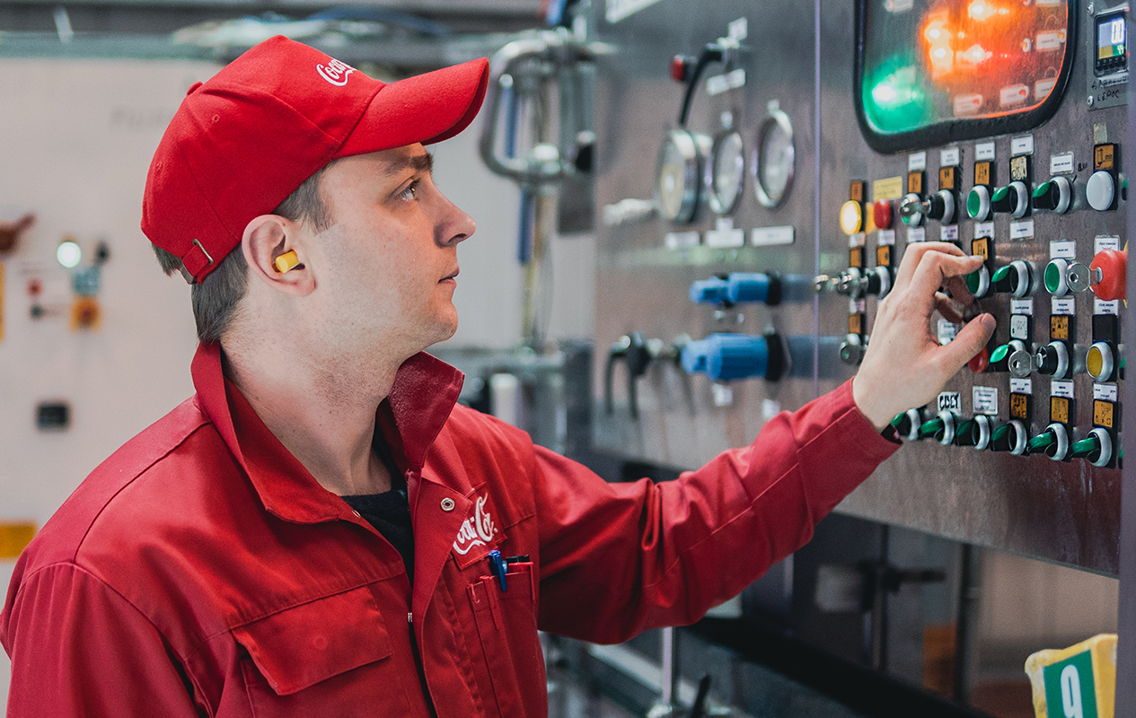 Techniker arbeitet an einer Maschine