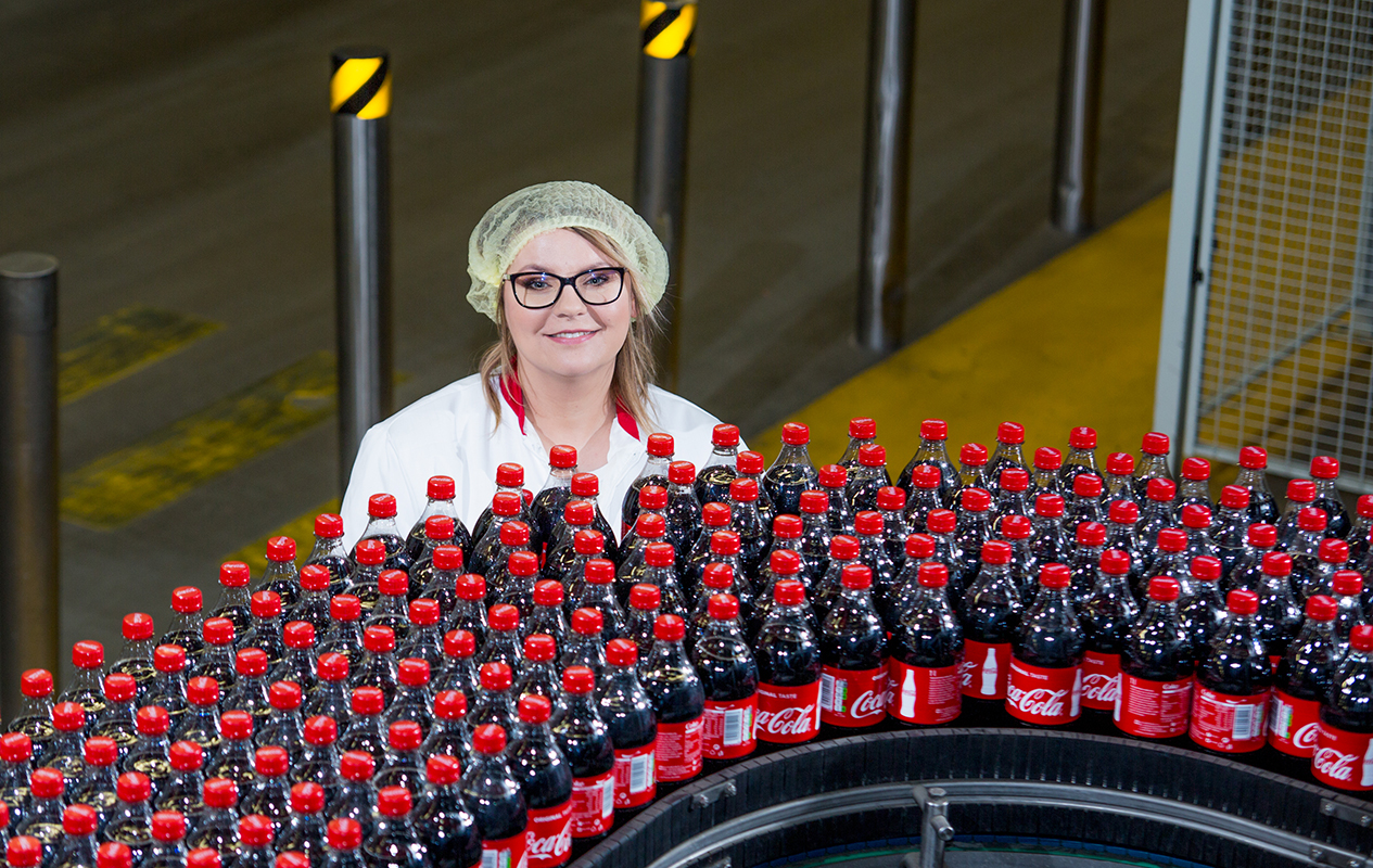 Eine Mitarbeiterin an der Produktionslinie