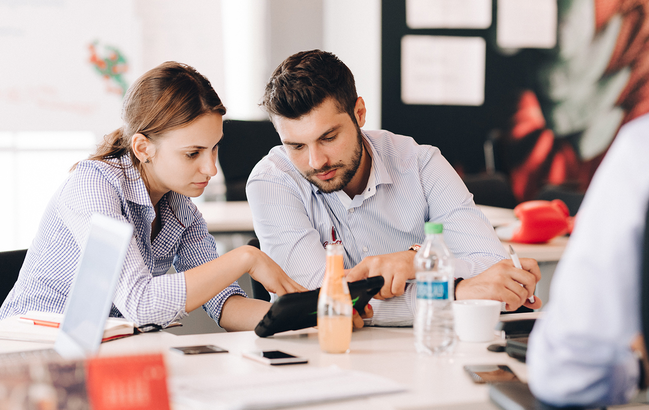 Zwei Mitarbeiter:innen beim Brainstorming