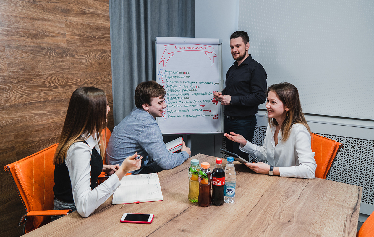 Gruppenbesprechung mit Flipchart