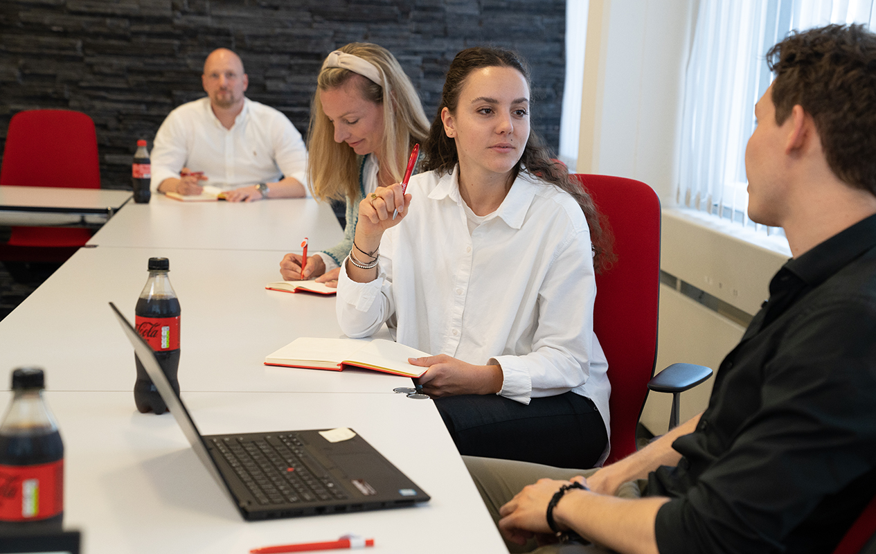 Vier Mitarbeiter:innen in einer Besprechung