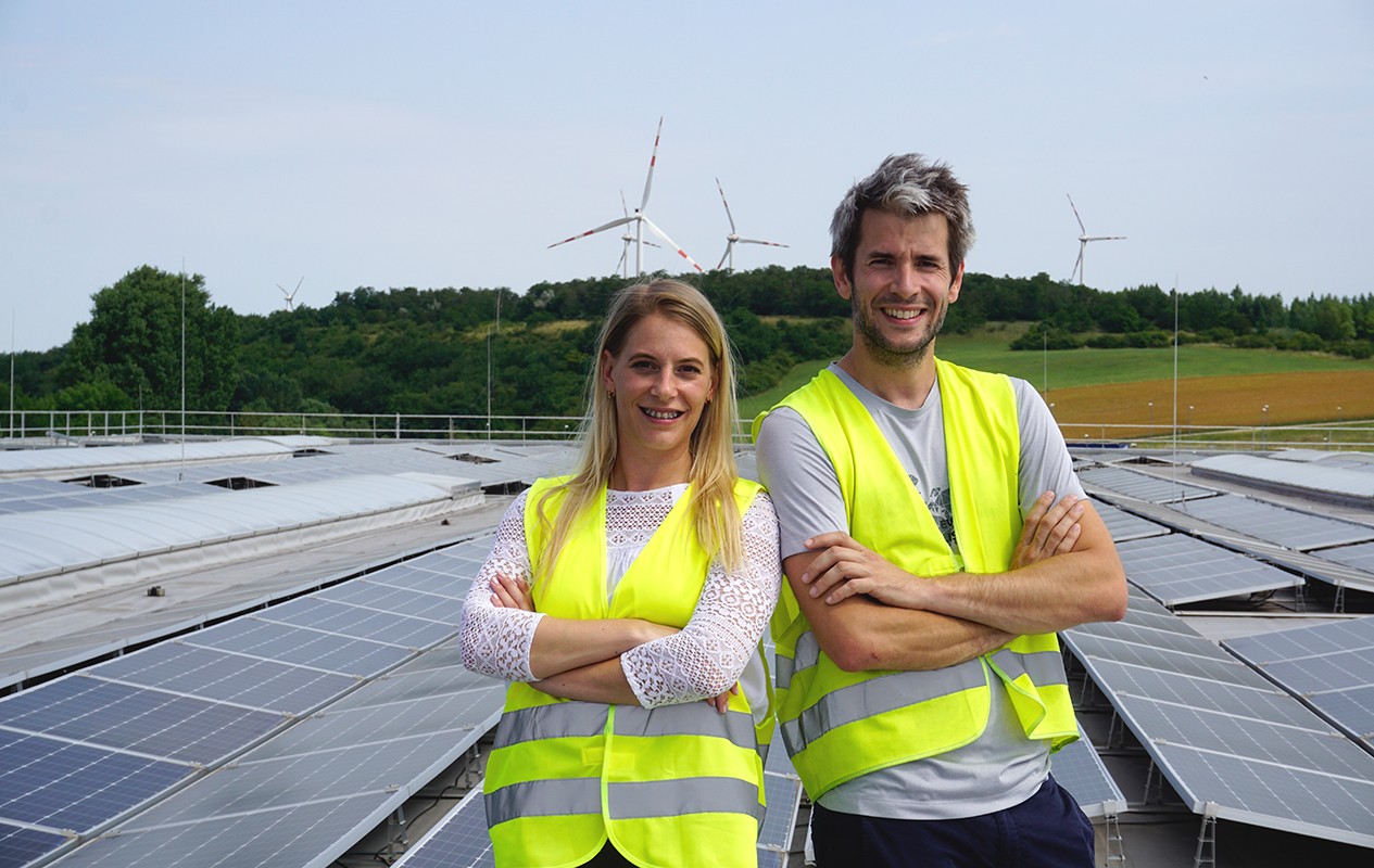 Zwei Mitarbeiter:innen am Dach auf einer Photovoltaikanlage